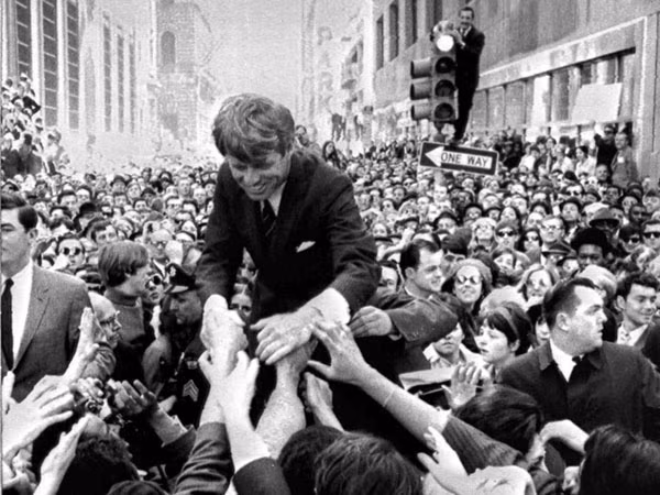 Thượng nghị sĩ Robert F. Kennedy được vây quanh bởi những người ủng hộ trong một cuộc vận động tranh cử ở Philadelphia ngày 2/4/1968.