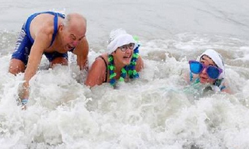 4.500 người tắm biển trong giá lạnh mừng năm mới ở Bỉ. Ảnh: REUTERS/Francois Lenoir.