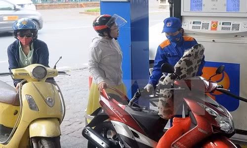 Xăng E5 thay thế toàn bộ xăng A92 từ ngày 1/1/2018. Ảnh: Quang Quyết/TTXVN.