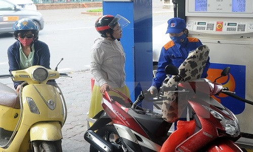 Xăng E5 thay thế toàn bộ xăng A92 từ ngày 1/1/2018. Ảnh: Quang Quyết/TTXVN.