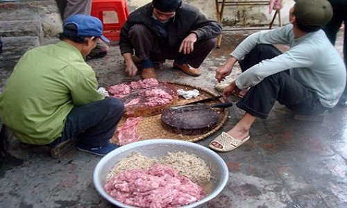 Món nem chạo hay còn gọi là nem sống được xem là đặc sản ở Vị Thủy