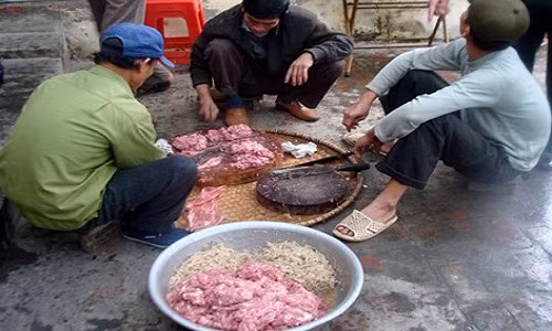 Món nem chạo hay còn gọi là nem sống được xem là đặc sản ở Vị Thủy