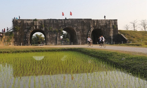 Trong ảnh là Cổng Tiền, gồm 3 cửa cuốn dài 33,8m, cao 9,5m, rộng 15,17m.