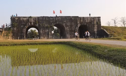 Trong ảnh là Cổng Tiền, gồm 3 cửa cuốn dài 33,8m, cao 9,5m, rộng 15,17m.