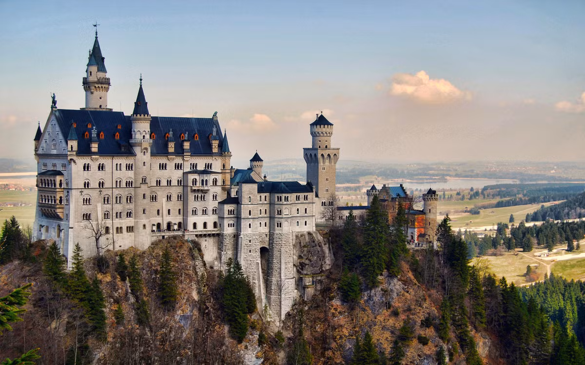 Vua Ludwig II của Bavaria đã sống trong lâu đài Hohenschwangau suốt thời thơ ấu. Ngày nay, hơn 300.000 du khách ghé thăm lâu đài này mỗi năm.