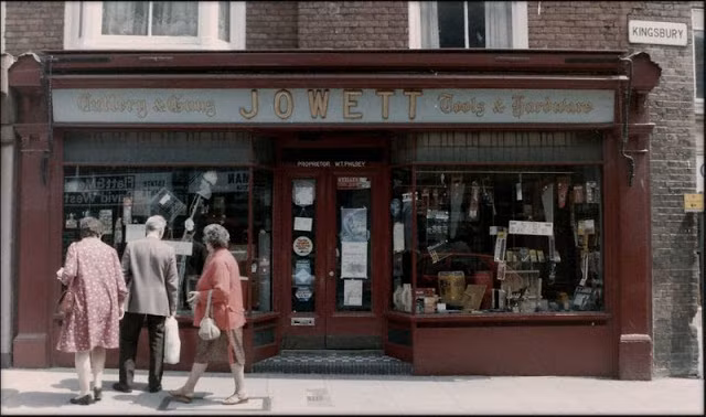 Cuộc sống của người dân ở thị trấn Aylesbury của Buckinghamshire, nước Anh những năm 1980 hiện lên trong những bức ảnh màu rất đỗi bình yên và mộc mạc. Trong ảnh là những người đi đường dừng chân trước cửa kính xem những mặt hàng được trưng bày trong cửa hàng.