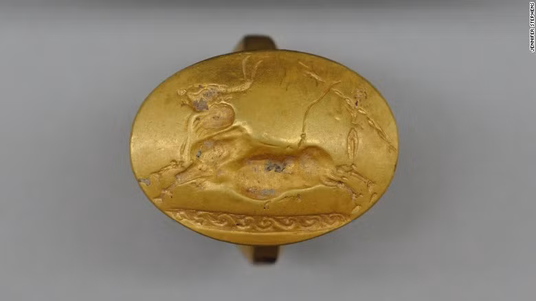 Thêm nữa, 4 chiếc nhẫn vàng cũng được khai quật, trong đó có chiếc nhẫn chạm khắc hình ảnh con bò đang chạy.