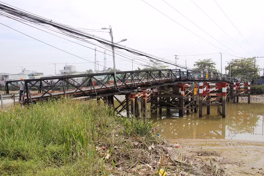 Khi lưu thông qua cầu Rạch Tôm, dễ dàng nhận thấy các khung sắt đã nham nhở vết hoen gỉ, bong tróc. Mỗi khi có xe chạy qua, cầu rung bần bật khiến nhiều người vừa đi... vừa run.