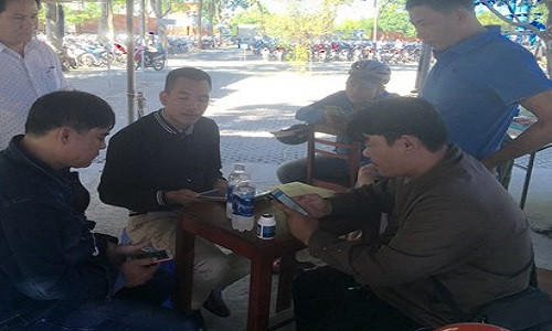 Hiệp sĩ Nguyễn Thanh Hải cùng các đồng đội tiếp nhận thông tin vụ việc từ người dân