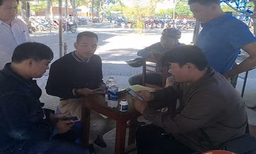 Hiệp sĩ Nguyễn Thanh Hải cùng các đồng đội tiếp nhận thông tin vụ việc từ người dân