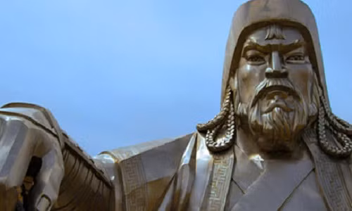 Tượng Thành Cát Tư Hãn.