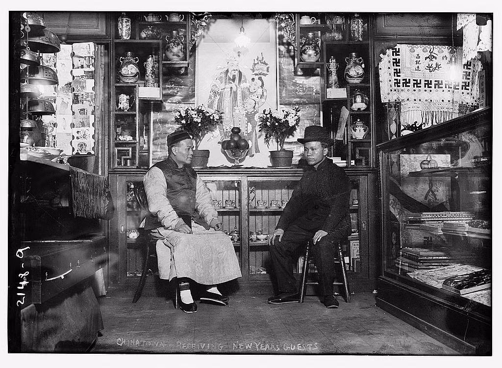 Người dân Trung Quốc ở Chinatown, New York trang hoàng nhà cửa và mặc trang phục truyền thống trong dịp Tết Nguyên đán năm 1910.