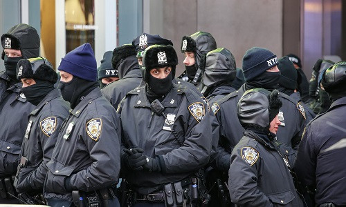 Thành phố New York của Mỹ đón năm mới 2018 trong nhiệt độ khoảng -10 độ C, nhiệt độ kỷ lục từ năm 1962. Người dân, du khách và lực lượng cảnh sát được trang bị áo ấm cùng hàng loạt phụ kiện để đối phó với tuyết rơi dày.