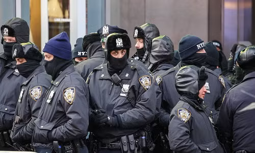 Thành phố New York của Mỹ đón năm mới 2018 trong nhiệt độ khoảng -10 độ C, nhiệt độ kỷ lục từ năm 1962. Người dân, du khách và lực lượng cảnh sát được trang bị áo ấm cùng hàng loạt phụ kiện để đối phó với tuyết rơi dày.