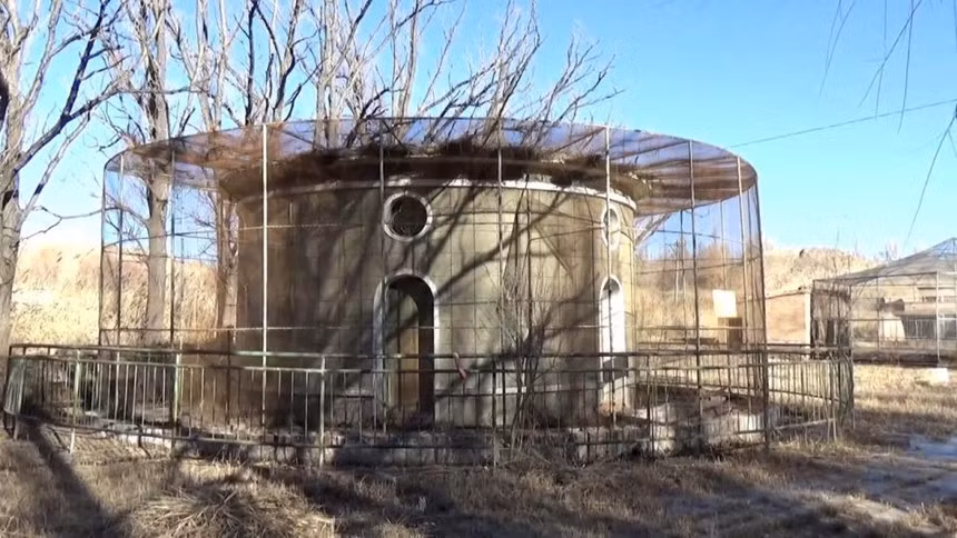 Vẻ đẹp của Jinyintan từng được miêu tả trong những bài hát và trong một bộ phim từ năm 1953. Nhưng sau năm 1958, Jinyintan biến mất khỏi bản đồ Trung Quốc. Các nhà khoa học Trung Quốc và các cố vấn Liên Xô, những người đã giúp Trung Quốc thực hiện chương trình hạt nhân phôi thai cho đến khi hai cường quốc chia rẽ vào năm 1959, đã chọn nơi đây làm địa điểm đặt dự án.