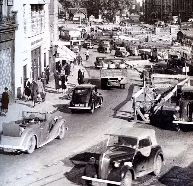 Dòng người và xe cộ đông đúc trên đường phố London năm 1940.