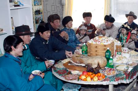 Những người cao tuổi ở Mông Cổ sẽ được con cháu nói những lời chúc tốt đẹp nhất. Trong ngày này, họ sẽ không nhận lời chúc từ vợ hoặc chồng. 