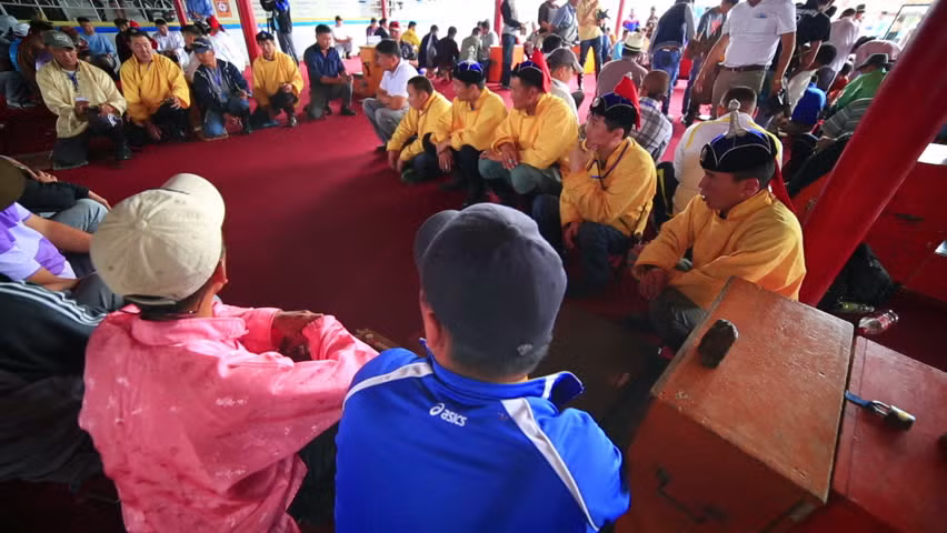 Để đón chào năm mớ, người Mông Cổ sẽ dọn dẹp nhà cửa, chuồng trại, rửa bát đũa sạch sẽ, tắm rửa, mặc trang phục dân tộc. Vào ngày tết, mọi người sẽ quây quần đón Tết tại nhà của người già nhất trong vùng và cùng nhau trò chuyện, ăn uống.