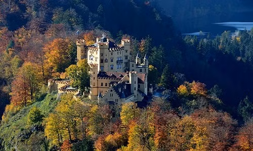 Lâu đài Hohenschwangau tọa lạc tại ngôi làng Hohenschwangau, Đức. Lâu đài nổi tiếng này do vua Maximilian II của Bavaria xây dựng lên vào thế kỷ 19.