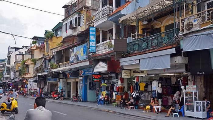 Phố Hàng Đào ngày nay. Ảnh: Lê Anh Dũng.