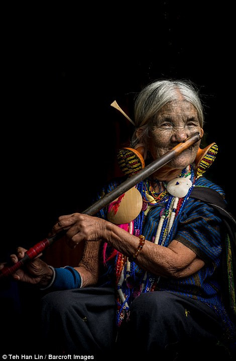 Ngày nay, chỉ còn một số phụ nữ lớn tuổi xăm kín mặt do thực hiện truyền thống này từ khi còn nhỏ.