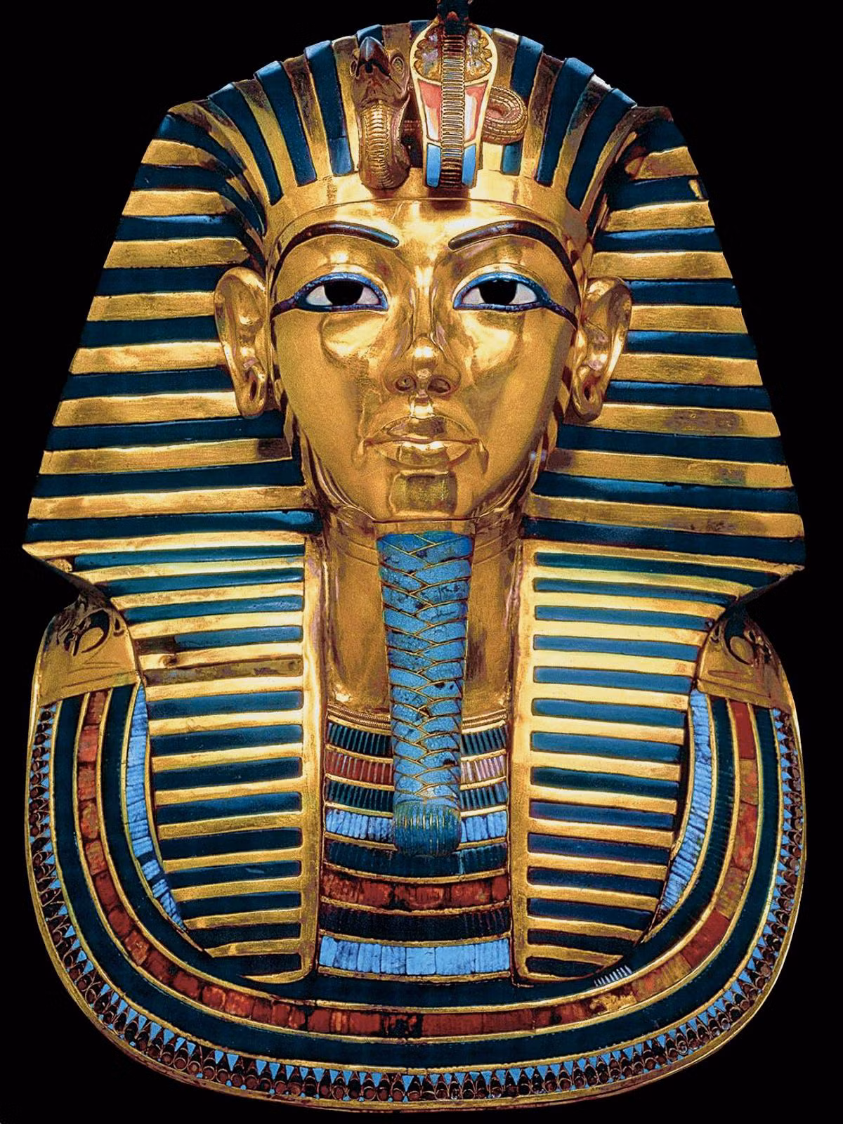 Theo nhà Ai Cập học Ikram, các bức tường của những ngôi mộ thời cổ đại có khắc các “lời nguyền” nhằm hù dọa những kẻ có ý định mạo phạm hay cướp bóc đồ tùy táng của những vua chúa và thành viên hoàng tộc. Nội dung các lời nguyền cho thấy những kẻ mở mộ sẽ chết một cách đau đớn.