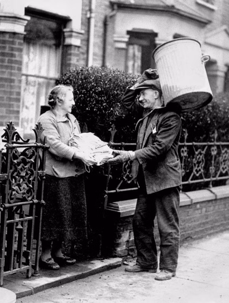 Trong thời gian Đức quốc xã dội bom London, cuộc sống của người dân bị xáo trộn.