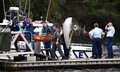 Lực lượng cứu hộ thu nhặt mảnh vỡ của chiếc máy bay. (Nguồn: Reuters).