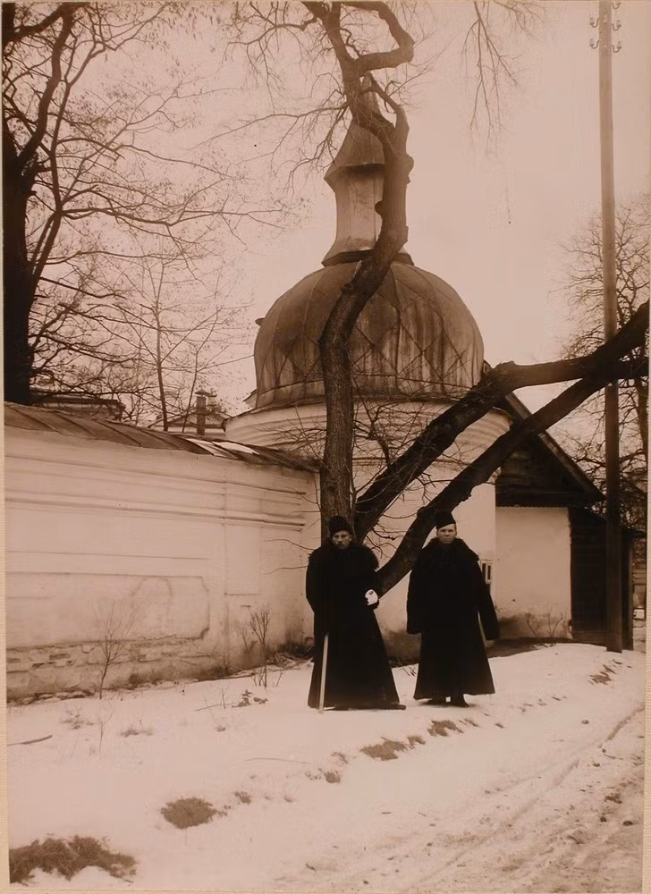 Hai người lính đi dạo trong thời gian điều trị tại bệnh viện.