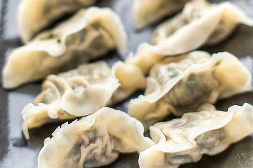 Khi thưởng thức bánh sủi cảo, người nào ăn trúng những chiếc bánh có đồng tiền xu thì ở bên trong thì được cho là sẽ gặp nhiều may mắn trong năm mới.