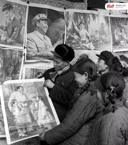 Khi đến chợ phiên, nhiều người mua tranh treo trong nhà dịp Tết Âm lịch. Ảnh chụp tại tỉnh Sơn Đông năm 1961.