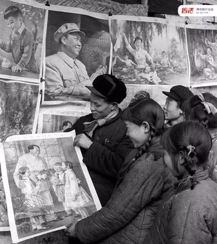 Khi đến chợ phiên, nhiều người mua tranh treo trong nhà dịp Tết Âm lịch. Ảnh chụp tại tỉnh Sơn Đông năm 1961.