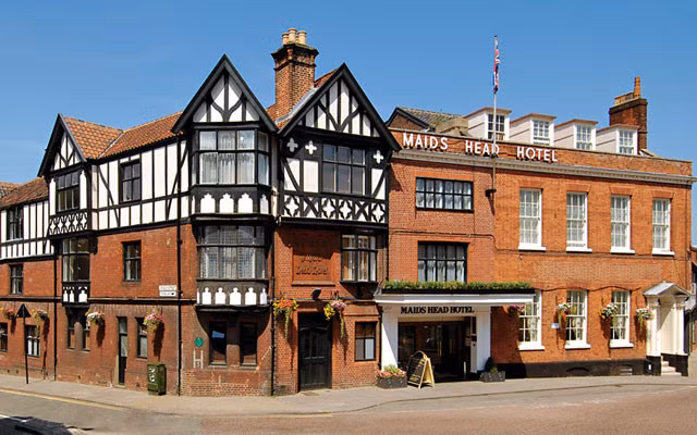 Khách sạn Maids Head, Norwich, Anh: Kể từ khi vị giám mục Norman đầu tiên của Norwich, Herbert de Losinga xây dựng Maids Head vào giữa những năm 1090, nơi đây đã chào đón những vị khách đến thăm thành phố và vùng nông thôn của nước Anh. Khách sạn đã tiếp đãi nhiều thành viên gia đình hoàng gia như hoàng tử đen Edward, con trai của vua Edward III, hay Nữ hoàng Catharinen của Aragon, người vợ đầu tiên của Henry VIII. Ảnh: Classicbritishhotels.