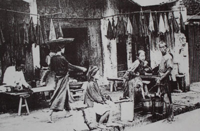 Những người bán ô dù trên phố Hàng Vải.