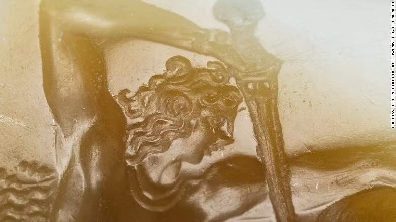 Theo các chuyên gia, những đường nét chạm trổ hình người trên viên ngọc hết sức tỉ mỉ và phức tạp trên một viên ngọc có kích thước nhỏ như vậy.