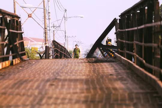 Cầu Long Kiển được xây dựng trước năm 1975, bị đánh giá là cầu yếu và chỉ có tải trọng tối đa 3,5 tấn. Chiếc xe ben chở đá đêm 19/1 khi chạy qua cầu Long Kiển được xác định sơ bộ có tải trọng lên tới 15-17 tấn - vượt gấp 5 lần mức cho phép - đã khiến cây cầu già nua này đổ sập