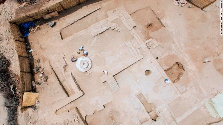 Những bức tường bên trong 2 căn phòng trên được trang hoàng rực rỡ bằng những bức tranh tường vẽ cảnh biển.