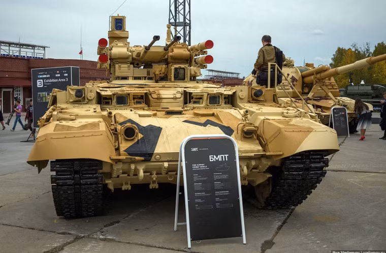 Xe chiến đấu hỗ trợ xe tăng BMPT Teminator được thiết kế trên khung gầm T-72 trang bị tháp pháo đặc biệt tích hợp 2 pháo bắn nhanh 30mm cùng 4 tên lửa chống tăng tầm xa Ataka.