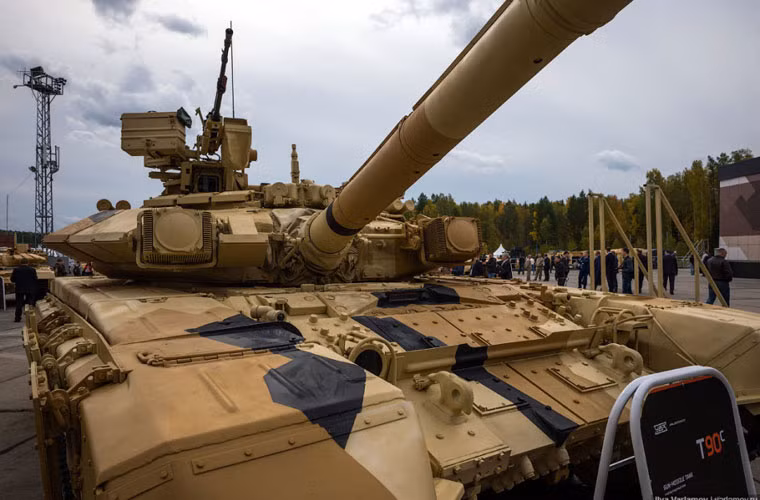 Tiếp đến là mẫu xe tăng T-90S – khách thường xuyên của RAE. Hiện T-90 vẫn là dòng xe tăng chủ lực của Quân đội Nga, ít nhất phải tới 10 năm nữa thì T-14 Armata mới có thể chiếm ngôi vị này.