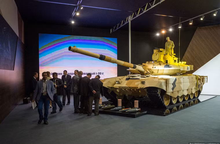 Uralvagonzavod tiếp tục nỗ lực chào bán xe tăng T-90SM nâng cấp cho các quốc gia quan tâm. Đây là biến thể xuất khẩu mới nhất họ tăng T-90, một trong những mục tiêu nhắm tới của Uralvagonzavod chính là thị trường Ấn Độ - quốc gia đang sử dụng T-90 rộng rãi.