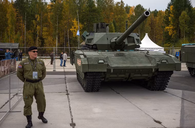 Chiếm ngôi vị xe tăng được quan tâm nhất RAE 2015 không ai khác chính là siêu tăng T-14 Armata cực kỳ hiện đại.