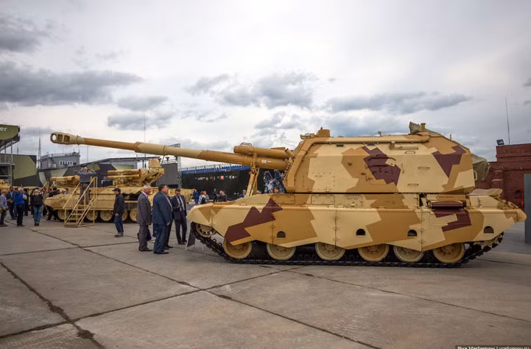 Bên cạnh loạt xe tăng hiện đại, các công ty quốc phòng Nga tiếp tục chào bán loạt pháo tự hành, xe chiến đấu thiết kế trên khung gầm xe tăng chủ lực. Trong ảnh là pháo tự hành 2S19M2 thiết kế trên khung gầm xe tăng T-80, so với 2S19 nguyên gốc thì nó được nâng cấp hệ thống điều khiển hỏa lực.