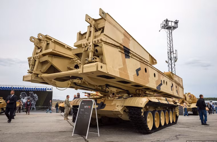 Xe bắc cầu MTU72 thiết kế trên khung gầm T-72.