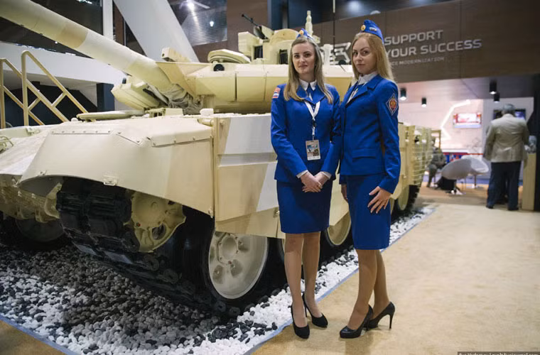 Xe tăng T-90SM được trang bị động cơ công suất 1.130 mã lực, ụ súng máy tự động UDP T05BV-1, hệ thống giáp phản ứng nổ ERA kiểu mới cùng loạt thay đổi khác.