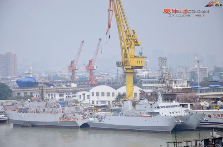 Còn đây là hai chiếc tàu được thiết kế 2 thân cũng đang được hoàn thiện.