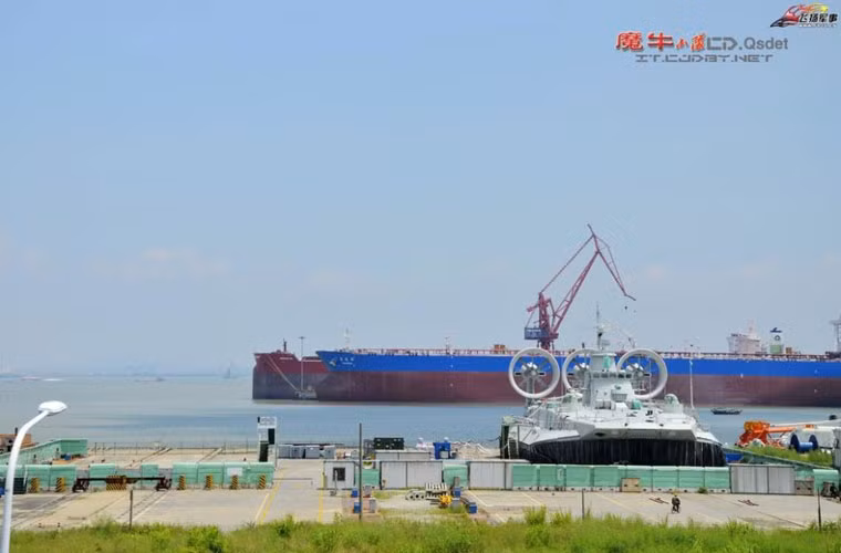 Sina cũng đăng tải một bức ảnh khác về chiếc Zubr đậu cách đó không xa. Không rõ đây là bức ảnh mới hay cũ, vì trước đó, hai chiếc Zubr được đóng ở Ukraine cũng vào nhà máy đóng tàu để hoàn thiện tiếp trước khi đưa vào biên chế.