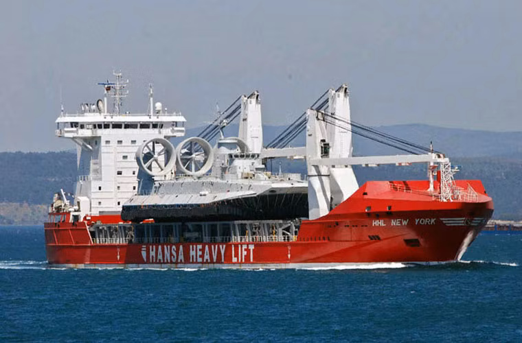 Trước đó, vào năm 2009, Trung Quốc đã ký thỏa thuận trị giá 315 triệu USD đóng 4 tàu đổ bộ đệm khí Zubr với Ukraine. Trong đó, hai chiếc được đóng ở Ukraine, còn hai chiếc đóng tại Trung Quốc. Trước khi Crimea trở thành một phần của nước Nga, chính quyền Ukraine đã kịp bàn giao hai chiếc Zubr cho Hải quân Trung Quốc.