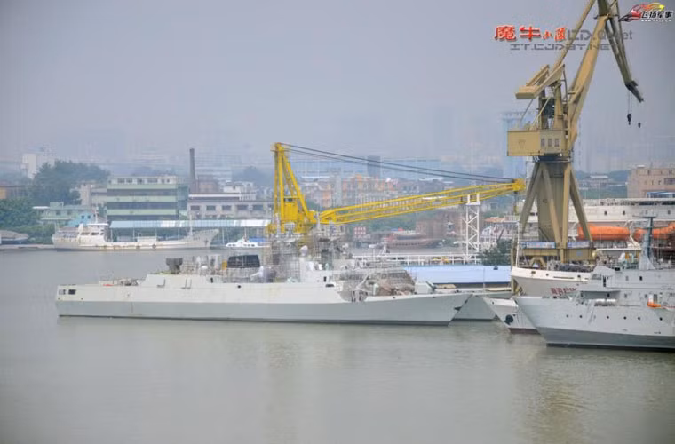 Ngoài bức ảnh mới về quá trình đóng Zubr, mạng Sina còn đăng tải các hình ảnh cho thấy Trung Quốc tiếp tục đẩy mạnh đóng thêm các lớp tàu chiến, tàu tuần tra. Trong ảnh là hai chiếc tàu hộ vệ Type 056 đang được hoàn thiện.