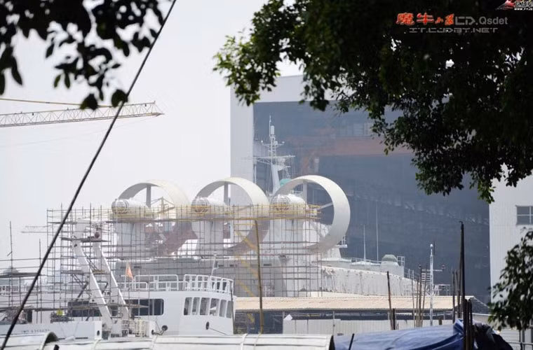 Đây có thể là một trong hai chiếc tàu đổ bộ Zubr mà Trung Quốc đóng theo sự chuyển giao công nghệ từ Ukraine.