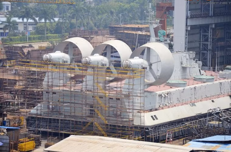 Mạng Sina mới đây đăng tải loạt ảnh ghi lại tại một nhà máy đóng tàu quân sự của Trung Quốc. Điều đáng chú ý ở đây là sự xuất hiện gần như hoàn thiện của một chiếc tàu đổ bộ đệm khí Zubr.